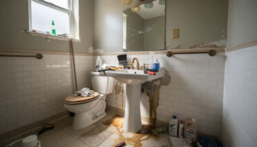 découvrez les principales erreurs à éviter lors de la rénovation de votre salle de bain pour un projet réussi, du choix des matériaux à l'agencement optimal.